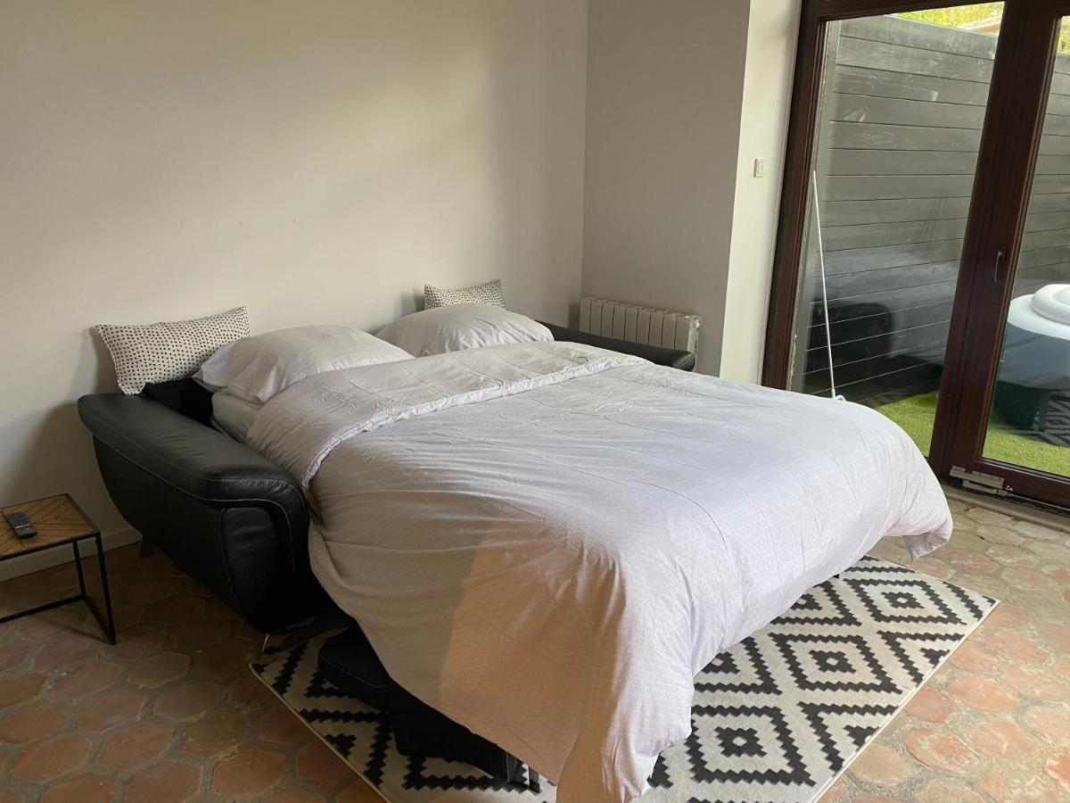 Studio Duplex Avec Spa Et Cour Privee Bonnelles Exteriör bild